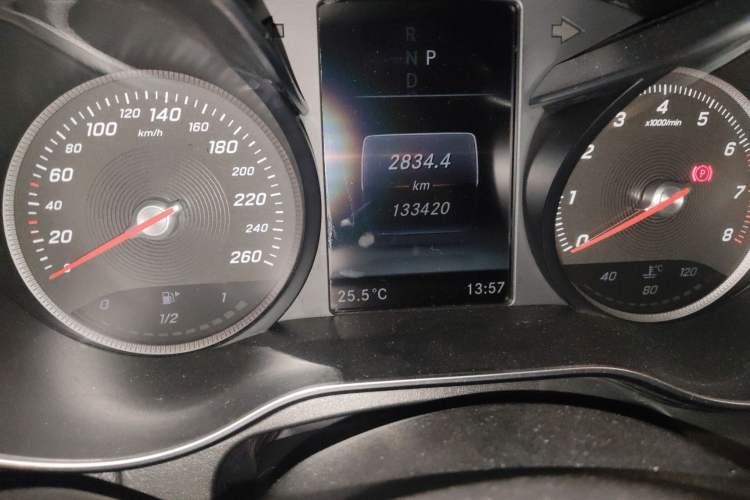 Used Mercedes-Benz GLC 2018 GLC 260 4MATIC Dynamic Edition Odometer Close Up