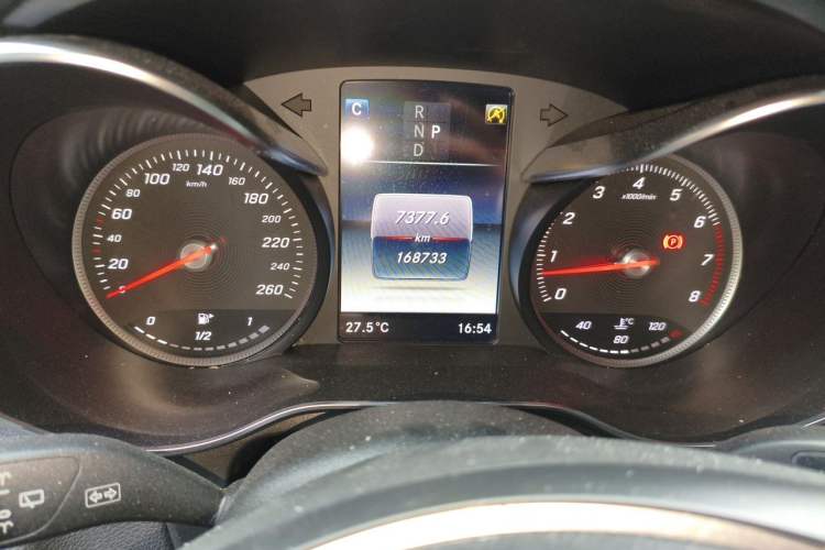 Used Mercedes-Benz GLC 2018 GLC 260 4MATIC Luxury Model Odometer Close Up