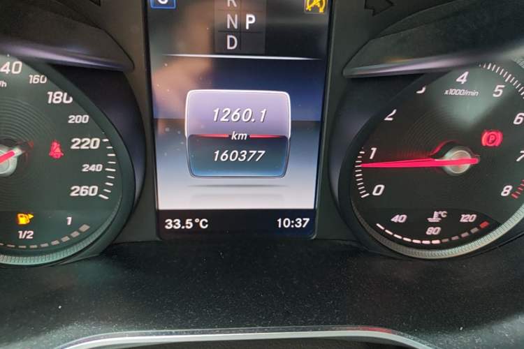 Used Mercedes-Benz GLC 2018 GLC 260 4MATIC Luxury Model Odometer Close Up