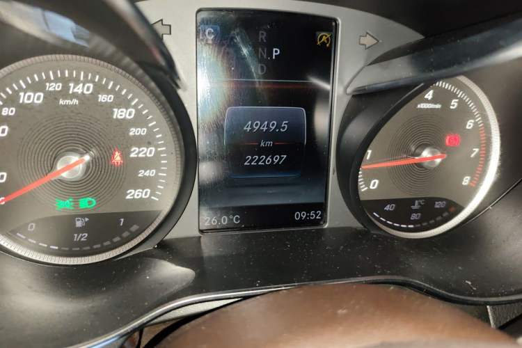 Used Mercedes-Benz GLC 2018 GLC 260 4MATIC Luxury Model Odometer Close Up