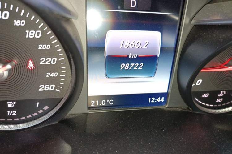 Used Mercedes-Benz GLC 2018 GLC 260 4MATIC Luxury Model Odometer Close Up