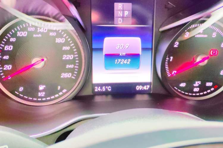 Used Mercedes-Benz GLC 2018 Facelift GLC 260 4MATIC Luxury Edition Odometer Close Up