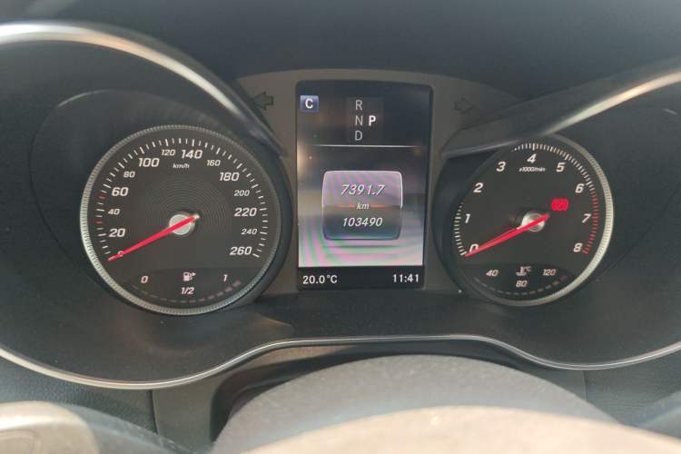 Used Mercedes-Benz GLC 2018 GLC 260 4MATIC Luxury Model Odometer Close Up