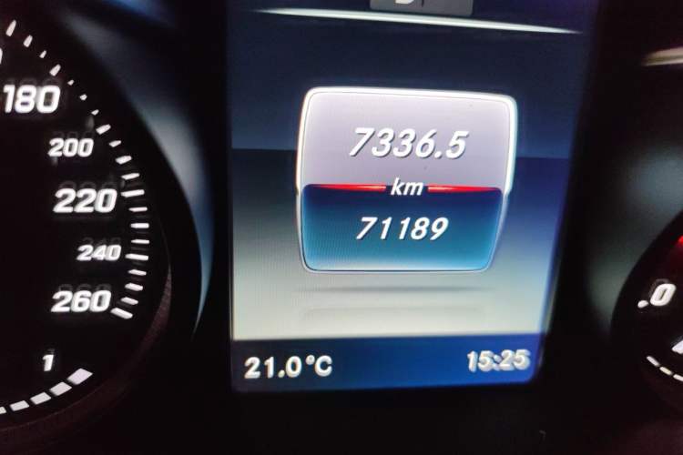 Used Mercedes-Benz GLC 2018 Refreshed GLC 300 4MATIC Dynamic Edition Odometer Close Up