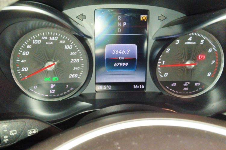 Used Mercedes-Benz GLC 2018 GLC 260 4MATIC Luxury Model Odometer Close Up