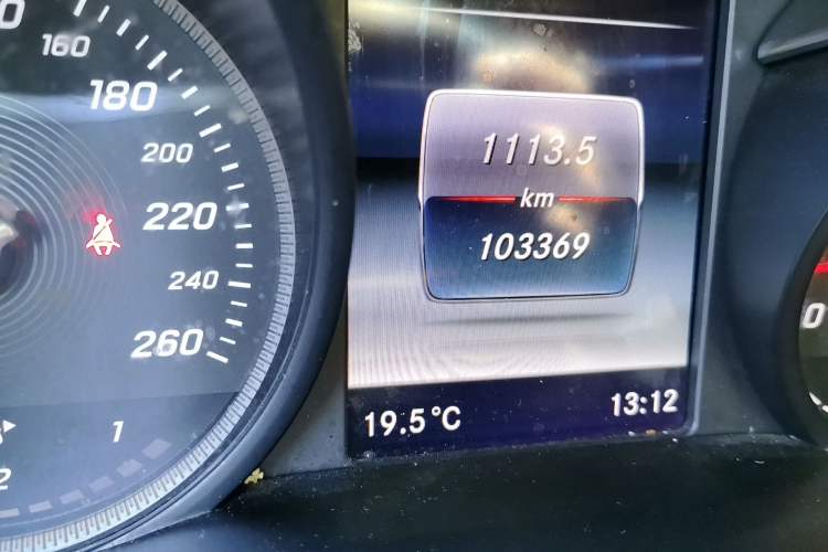 Used Mercedes-Benz GLC 2018 GLC 260 4MATIC Dynamic Edition Odometer Close Up