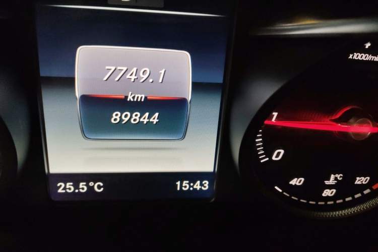 Used Mercedes-Benz GLC 2018 Facelift GLC 260 4MATIC Luxury Edition Odometer Close Up