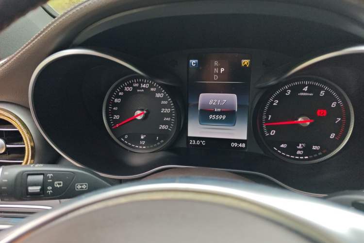 Used Mercedes-Benz GLC 2018 GLC 260 4MATIC Dynamic Edition Odometer Close Up
