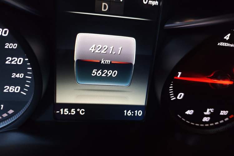 Used Mercedes-Benz GLC 2018 GLC 260 4MATIC Luxury Model Odometer Close Up