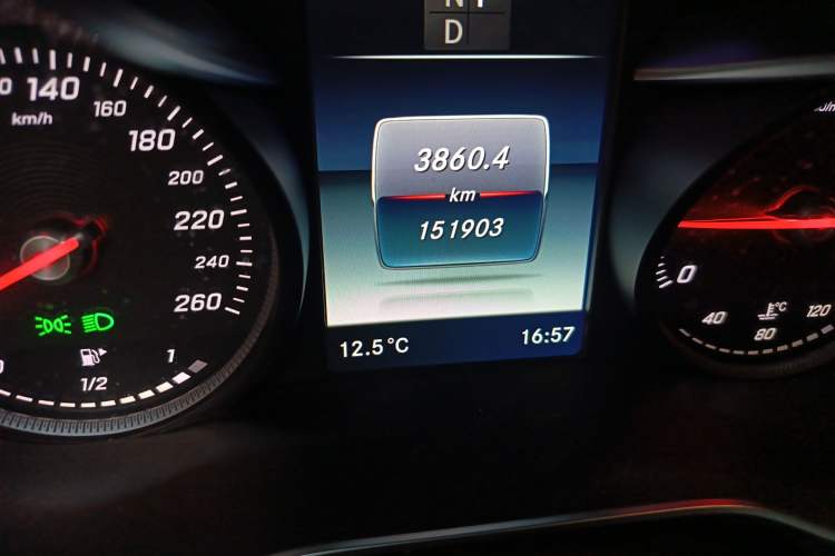 Used Mercedes-Benz GLC 2018 GLC 260 4MATIC Luxury Model Odometer Close Up