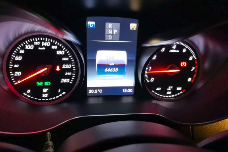 Used Mercedes-Benz GLC 2018 GLC 260 4MATIC Luxury Model Odometer Close Up