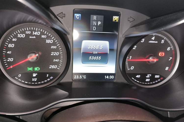 Used Mercedes-Benz GLC 2018 GLC 260 4MATIC Luxury Model Odometer Close Up