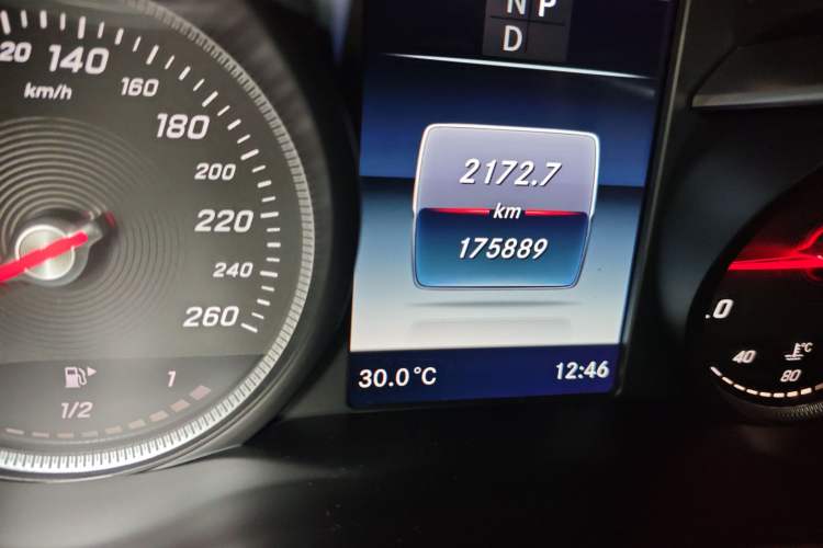 Used Mercedes-Benz GLC 2018 GLC 300 4MATIC Sport Edition Odometer Close Up