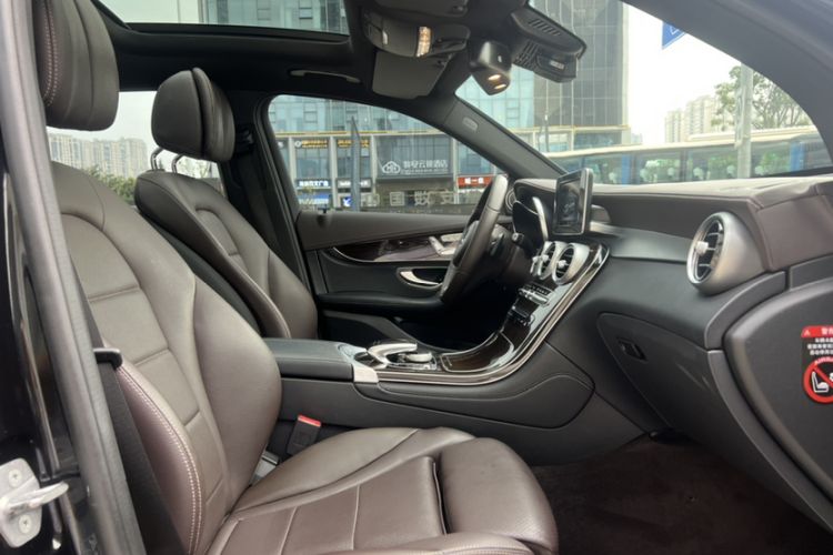 Used Mercedes-Benz GLC 2018 Facelift GLC 260 4MATIC Luxury Edition Right Front Seat