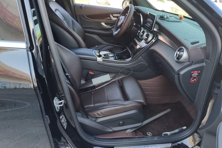 Used Mercedes-Benz GLC 2018 Facelift GLC 260 4MATIC Luxury Edition Right Front Seat