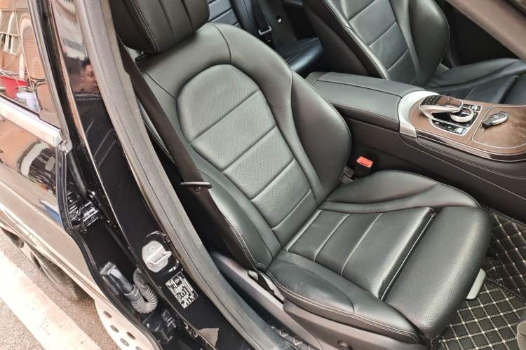 Used Mercedes-Benz GLC 2018 Refreshed GLC 300 4MATIC Dynamic Edition Right Front Seat
