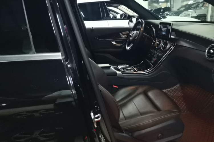 Used Mercedes-Benz GLC 2018 Facelift GLC 260 4MATIC Luxury Edition Right Front Seat