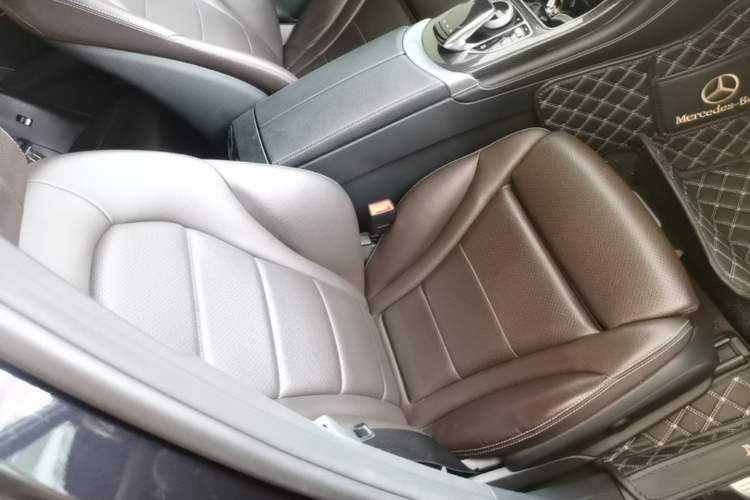 Used Mercedes-Benz GLC 2018 Facelift GLC 260 4MATIC Luxury Edition Right Front Seat