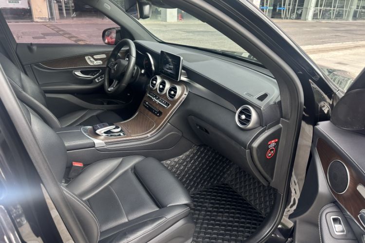 Used Mercedes-Benz GLC 2018 Refreshed GLC 300 4MATIC Dynamic Edition Right Front Seat