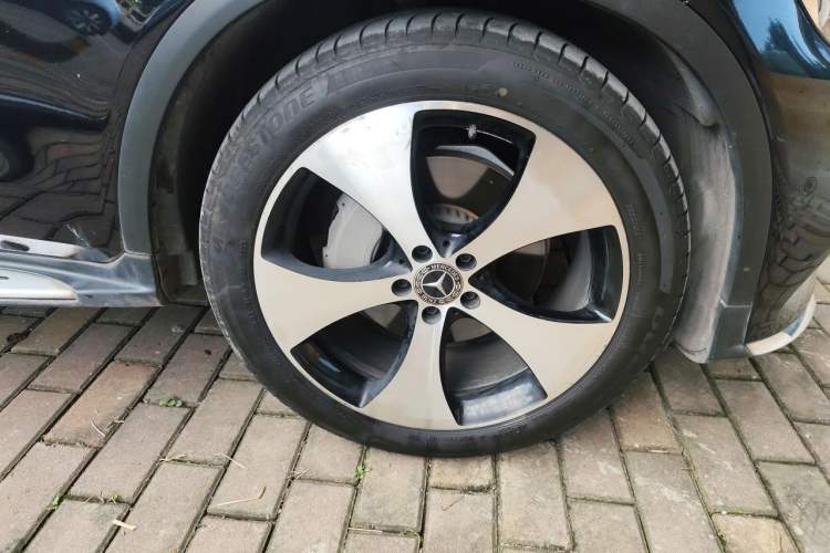 Used Mercedes-Benz GLC 2018 GLC 300 4MATIC Sport Edition Right Front Wheel Hub