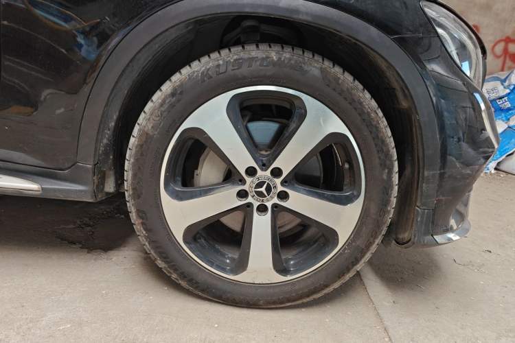Used Mercedes-Benz GLC 2018 GLC 260 4MATIC Luxury Model Right Front Wheel Hub