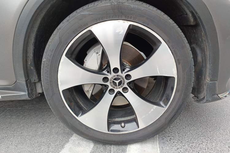 Used Mercedes-Benz GLC 2018 GLC 300 4MATIC Sport Edition Right Front Wheel Hub