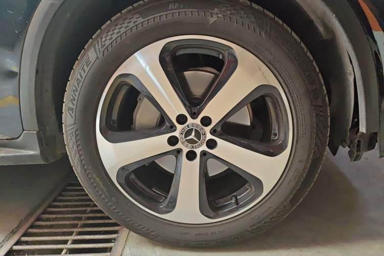 Used Mercedes-Benz GLC 2018 GLC 260 4MATIC Luxury Model Right Front Wheel Hub