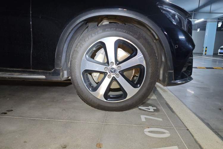 Used Mercedes-Benz GLC 2018 GLC 260 4MATIC Luxury Model Right Front Wheel Hub