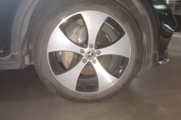 Used Mercedes-Benz GLC 2018 GLC 300 4MATIC Sport Edition Right Front Wheel Hub