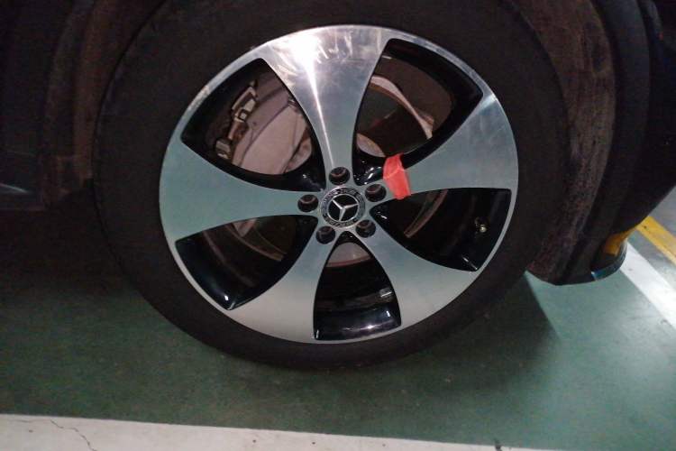 Used Mercedes-Benz GLC 2018 Refreshed GLC 300 4MATIC Dynamic Edition Right Front Wheel Hub