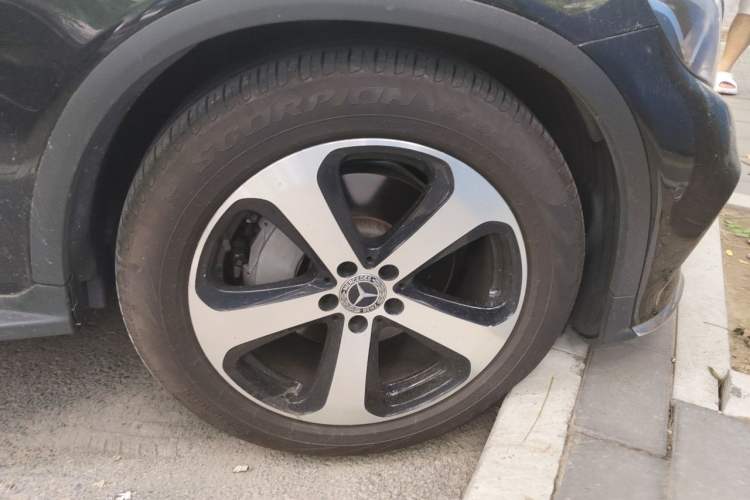 Used Mercedes-Benz GLC 2018 Facelift GLC 260 4MATIC Luxury Edition Right Front Wheel Hub
