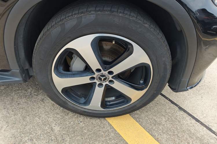 Used Mercedes-Benz GLC 2018 GLC 260 4MATIC Luxury Model Right Front Wheel Hub
