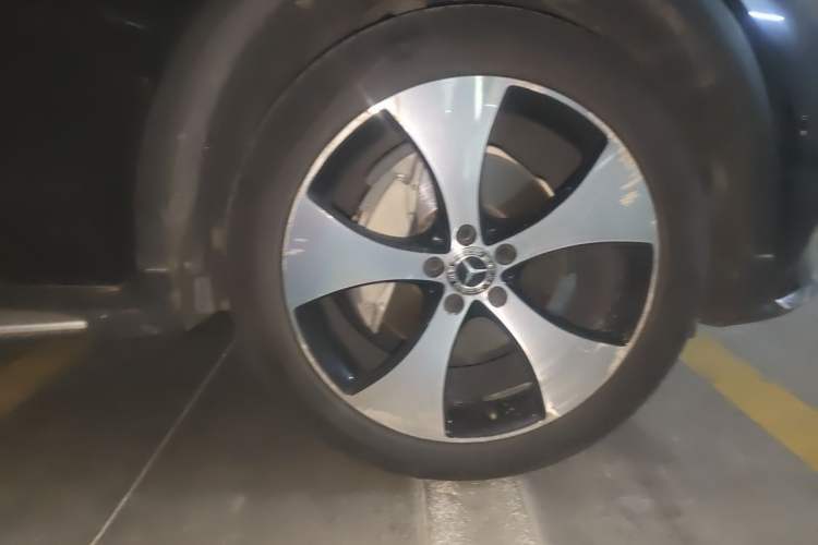 Used Mercedes-Benz GLC 2018 GLC 300 4MATIC Sport Edition Right Front Wheel Hub