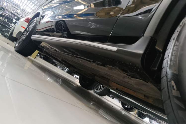 Used Mercedes-Benz GLC 2018 GLC 260 4MATIC Dynamic Edition Right Side Sill