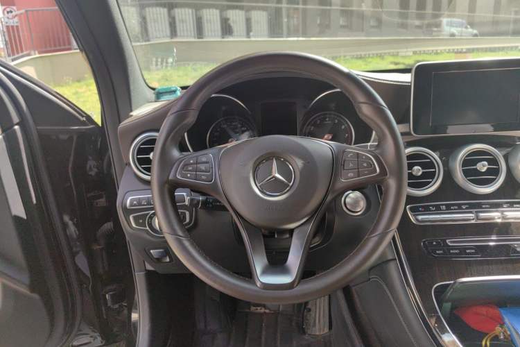 Used Mercedes-Benz GLC 2018 Facelift GLC 260 4MATIC Luxury Edition Steering Wheel