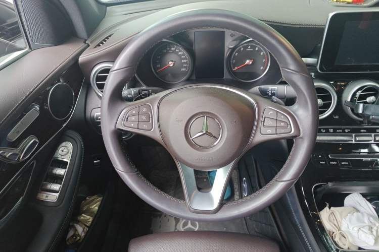Used Mercedes-Benz GLC 2018 GLC 260 4MATIC Luxury Model Steering Wheel