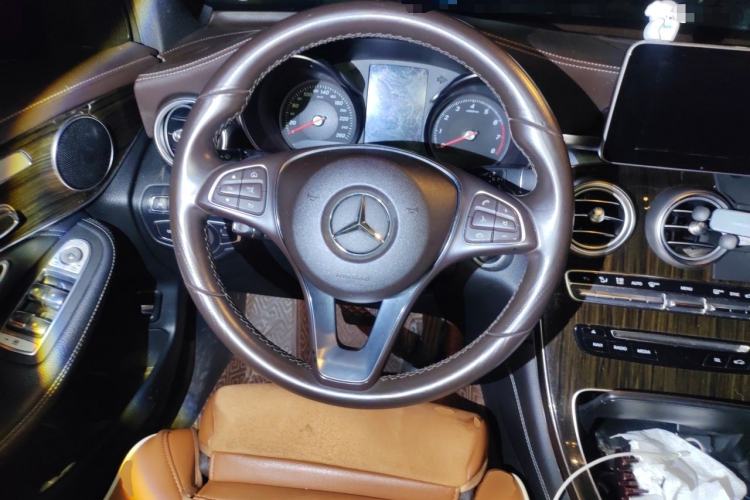 Used Mercedes-Benz GLC 2018 GLC 260 4MATIC Luxury Model Steering Wheel