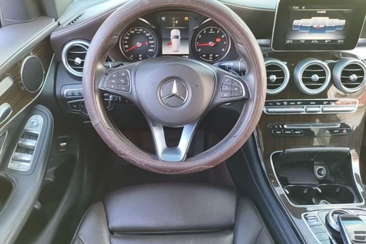 Used Mercedes-Benz GLC 2018 Facelift GLC 260 4MATIC Luxury Edition Steering Wheel