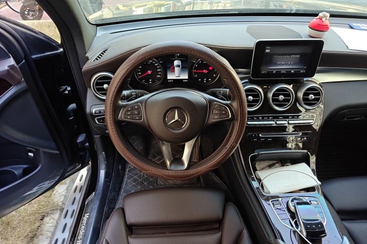 Used Mercedes-Benz GLC 2018 GLC 260 4MATIC Luxury Model Steering Wheel