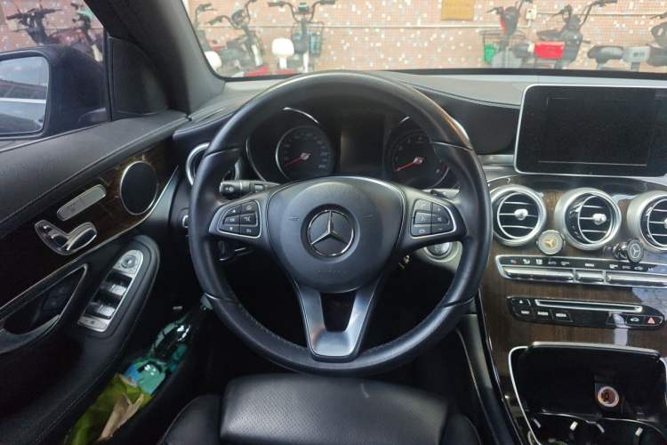 Used Mercedes-Benz GLC 2018 Facelift GLC 260 4MATIC Luxury Edition Steering Wheel
