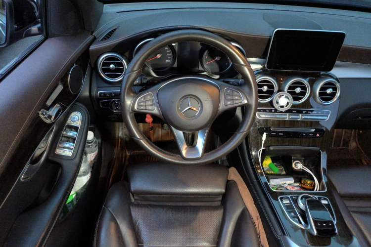 Used Mercedes-Benz GLC 2018 GLC 260 4MATIC Luxury Model Steering Wheel