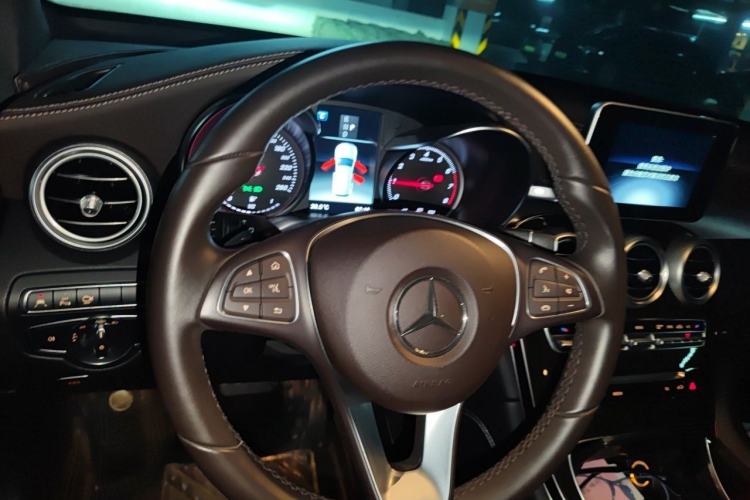 Used Mercedes-Benz GLC 2018 GLC 260 4MATIC Luxury Model Steering Wheel