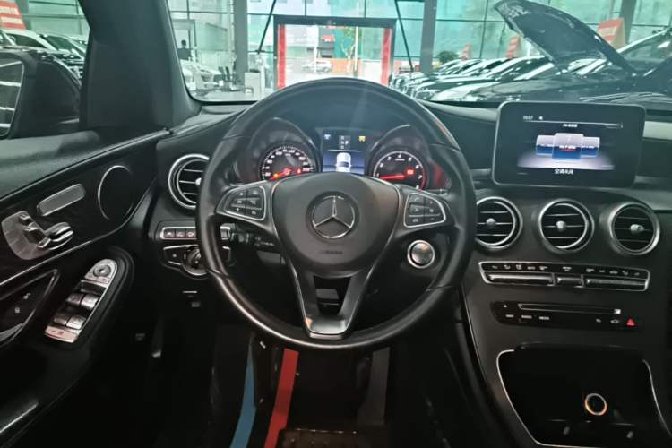 Used Mercedes-Benz GLC 2018 GLC 300 4MATIC Sport Edition Steering Wheel
