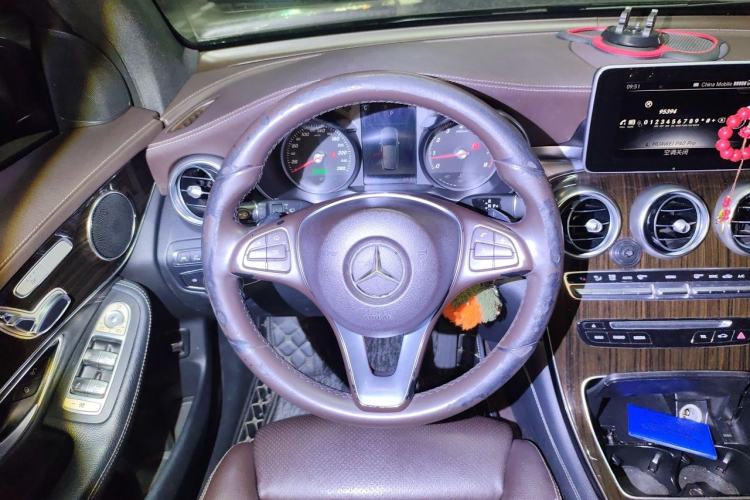 Used Mercedes-Benz GLC 2018 GLC 260 4MATIC Luxury Model Steering Wheel