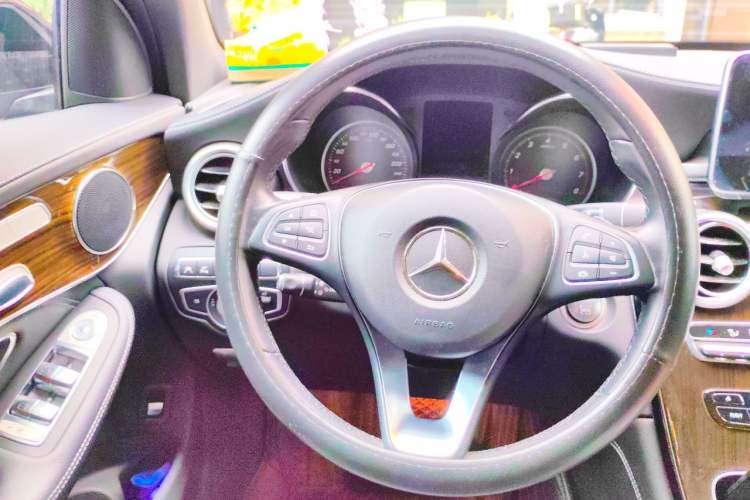 Used Mercedes-Benz GLC 2018 Facelift GLC 260 4MATIC Luxury Edition Steering Wheel