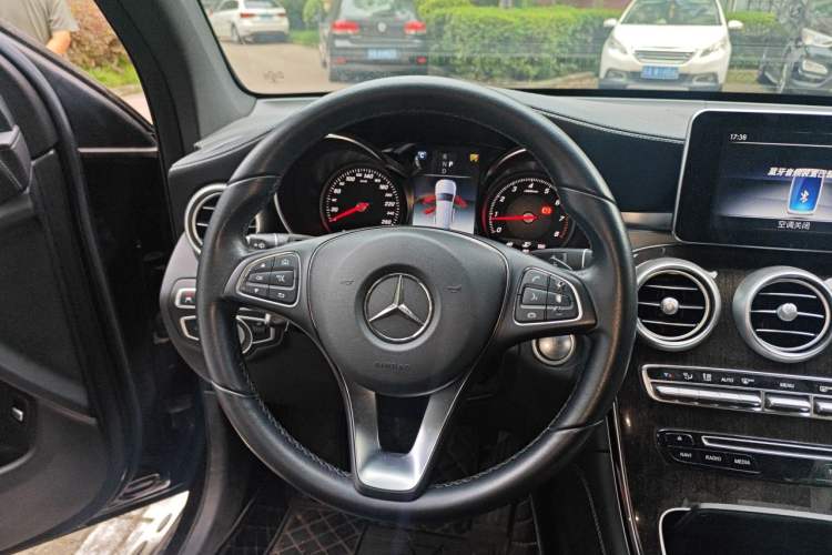 Used Mercedes-Benz GLC 2018 Facelift GLC 260 4MATIC Luxury Edition Steering Wheel
