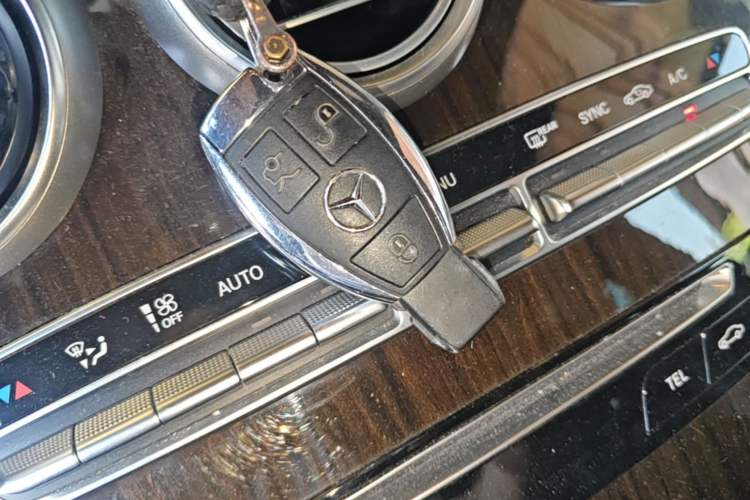 Used Mercedes-Benz GLC 2018 Facelift GLC 260 4MATIC Luxury Edition Vehicle Key