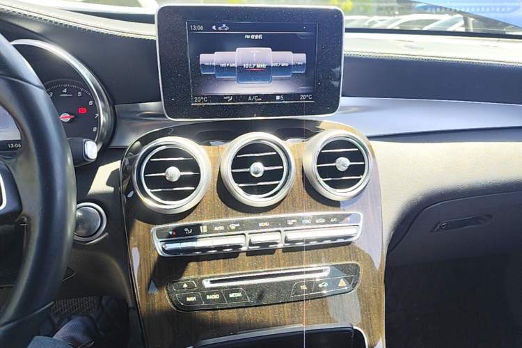 Used Mercedes-Benz GLC 2018 Facelifted GLC 260 4MATIC Dynamic Edition Audio And AC Panel