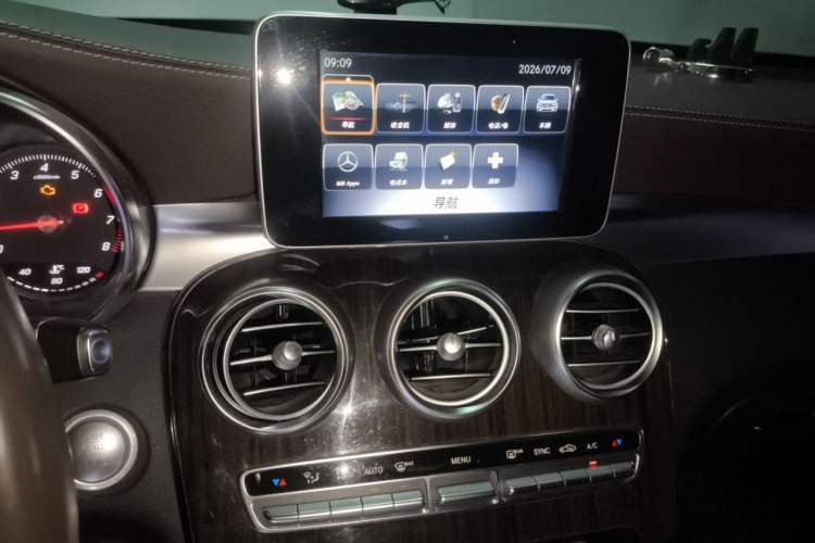 Used Mercedes-Benz GLC 2018 GLC 260 4MATIC Dynamic Edition Audio And AC Panel