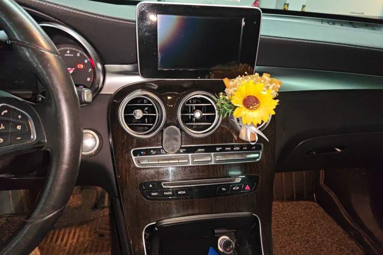 Used Mercedes-Benz GLC 2018 Facelifted GLC 260 4MATIC Dynamic Edition Audio And AC Panel